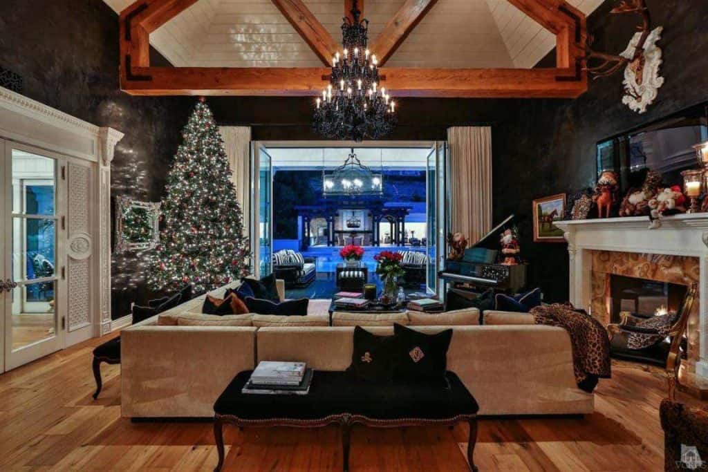 wayne-gretzky-house-living-room