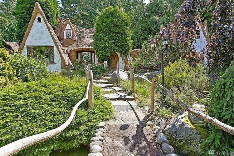 snow-white-cottage-washington-path-to-house