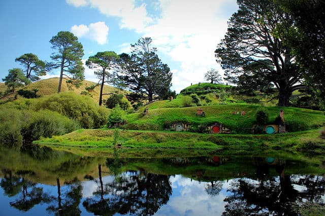 hobbiton-new-zealand-home-to-hobbit-houses