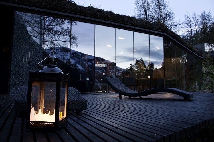 the-ex-machina-movie-house-outside