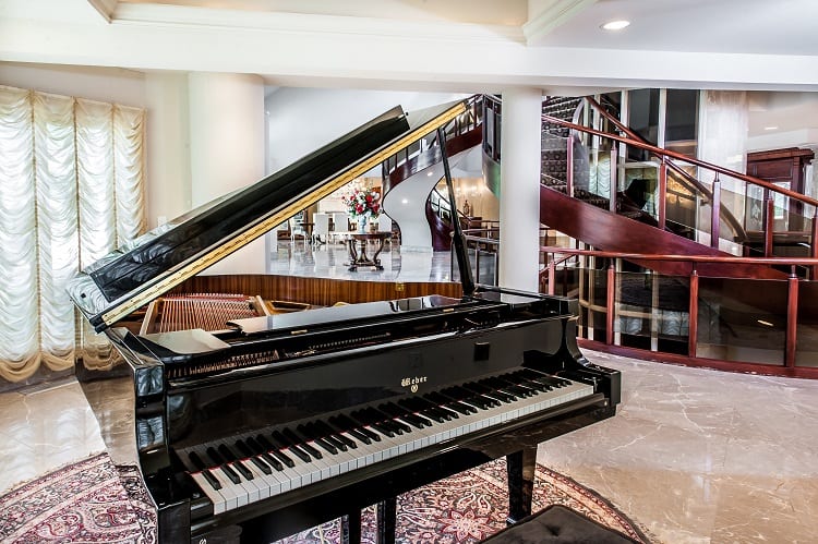 black piano inside 50 cent's house in connecticut 