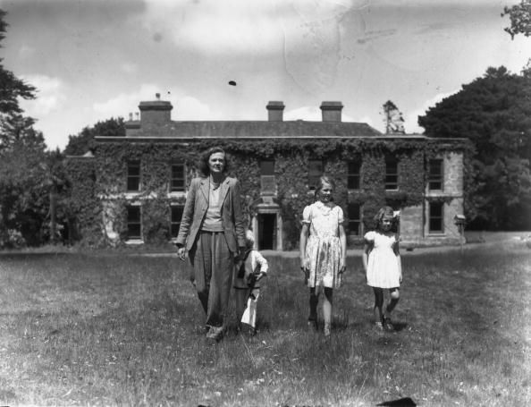 Daphne du Maurier and her children at Menabilly