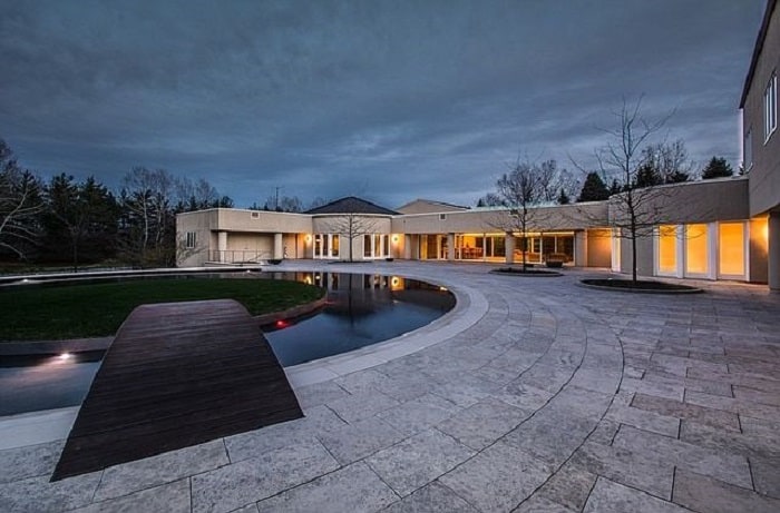 Backyard exterior of Michael Jordan house in Highland Park, Illinois, with a circular pool 