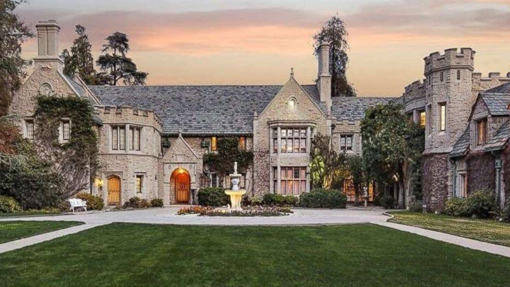 The Playboy Mansion The Full Story Of Hugh Hefner S Party Palace