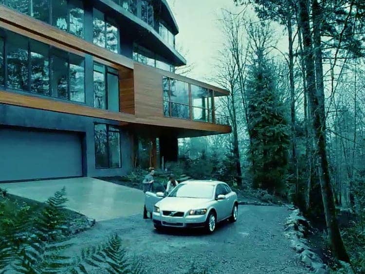 Edward Cullen (played by Robert Pattinson) and Bella Swan (played by Kristen Stewart) arriving at the Cullen house in Forks in Twilight (2008)