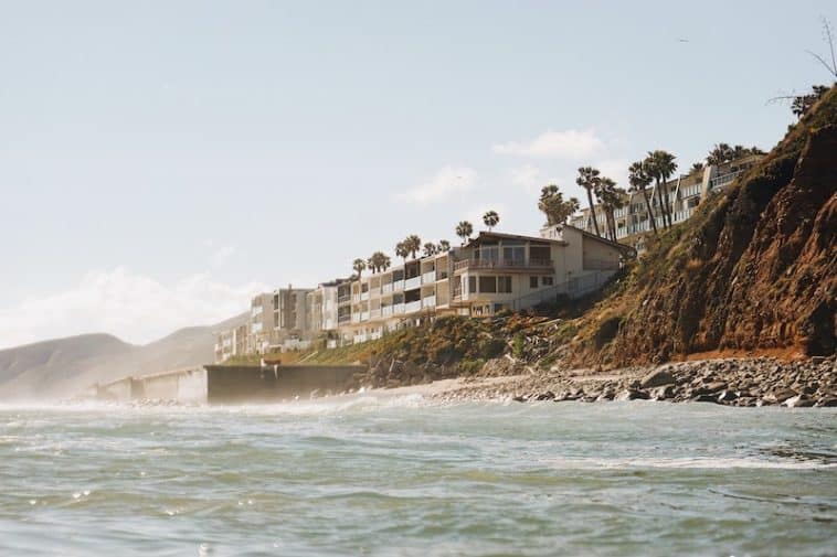 10 Celebrities Who Live in Malibu | FPH