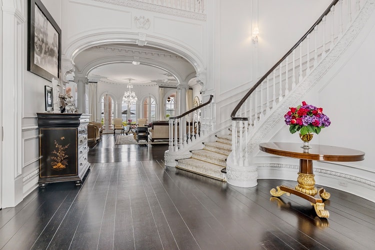 Wayne Gretzky's house in California: entrance