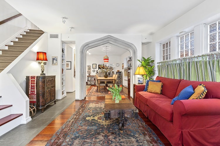 beautiful-arched-living-room-in-pre-war-Brooklyn-townhouse