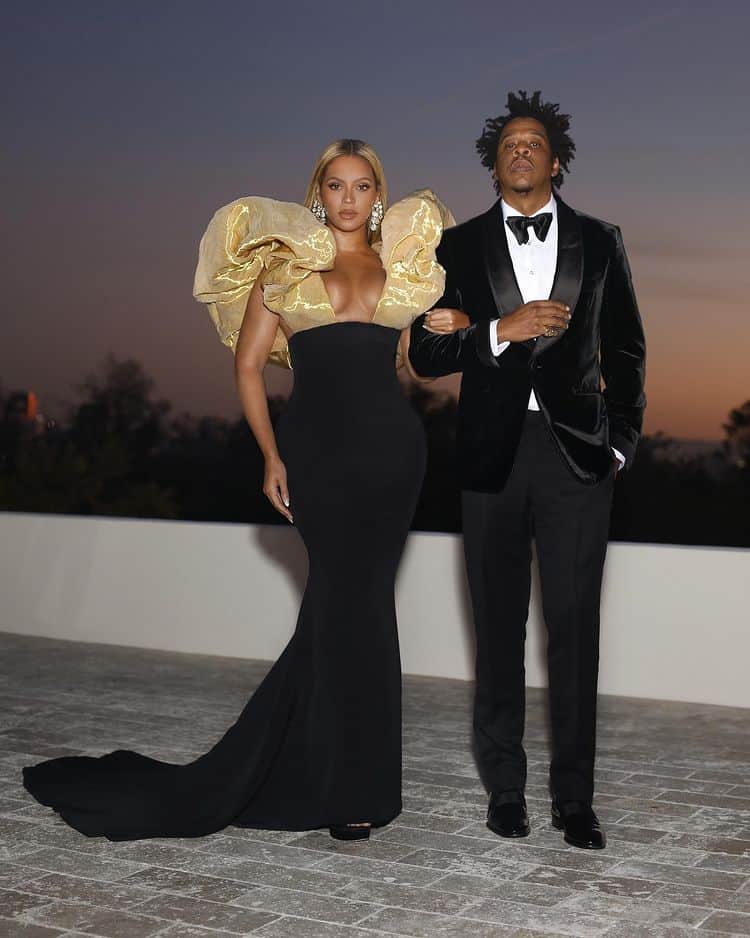 Beyoncé a Jay-Z v elegantním oblečení, obrázek sdílený Beyoncé na jejím profilu Instagram