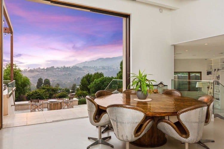 Dining room and picturesque views in the former house of the Hemsworth brothers in Malibu, CA 