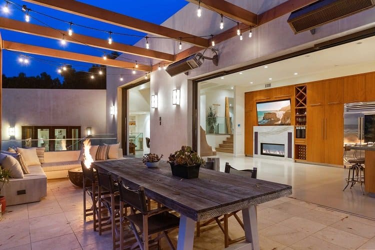 Terrace and outdoor entertaining area in the former house of the Hemsworth brothers in Malibu, CA
