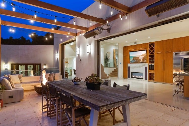 Terrace and outdoor entertaining area in the former house of the Hemsworth brothers in Malibu, CA 