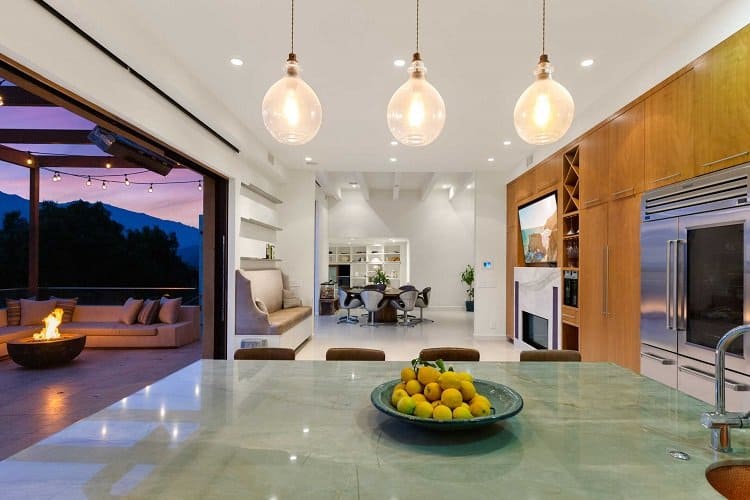 Kitchen and dining area in the former house of the Hemsworth brothers in Malibu, CA