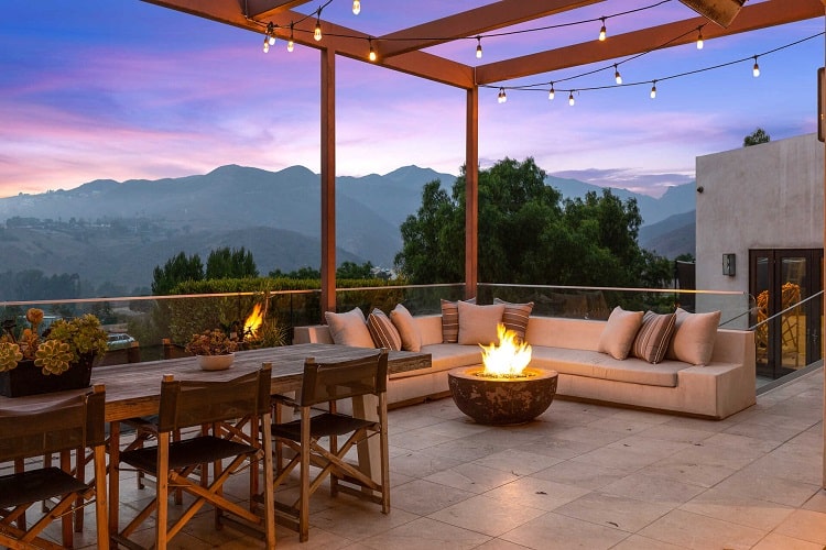 Terrace and outdoor entertaining area in the former house of the Hemsworth brothers in Malibu, CA