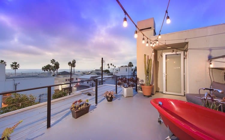 roof top deck with red soaking tub 