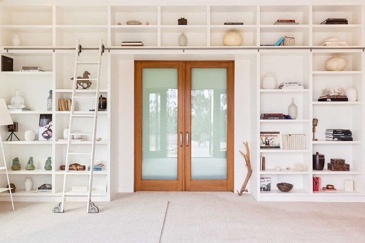 Bedroom Inside the former California home of the Hemsworth brothers.