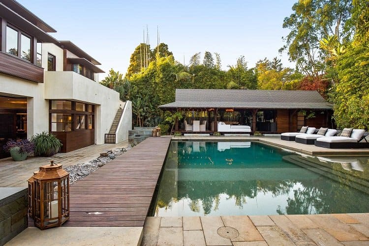 bazén a venkovní prostor domu Matta Damona v Los Angeles v Pacific Palisades. 