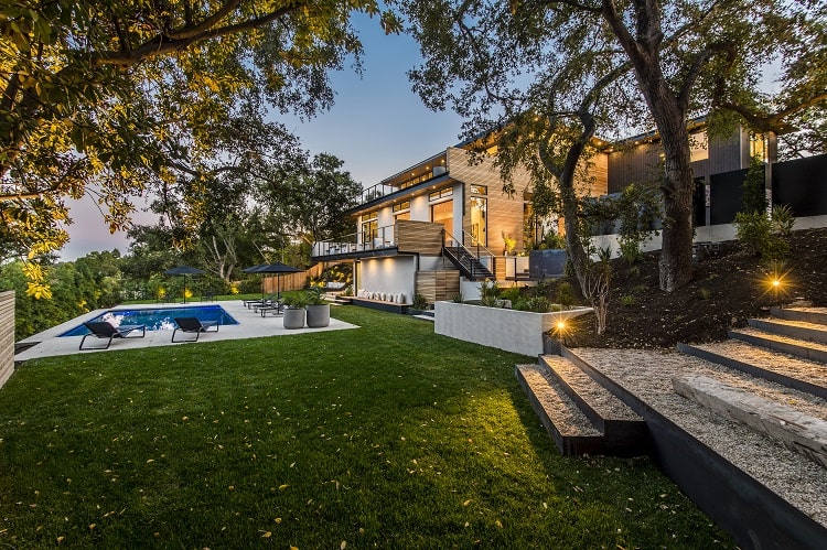 jesse tyler ferguson's pool and backyard in his new house
