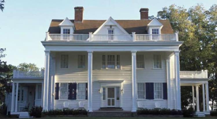 the exterior of the house from The Notebook movie