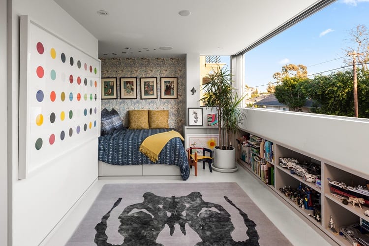 kids bedroom with incorporated shelves 