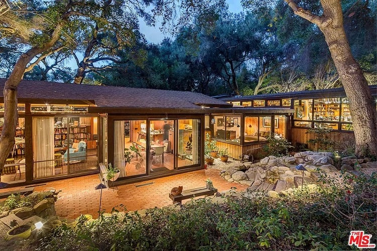 The real-life house in Calabasas, California that served as filming location for Jackson Maine's house in A Star is Born.  