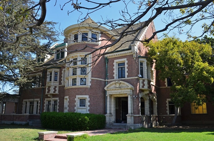 AMERICAN HORROR STORY - FX - Production Designer, Exterior of the Harmon House 