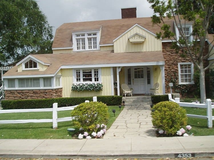 Are they Real? The Picture-Perfect Houses of Wisteria Lane in Desperate Housewives