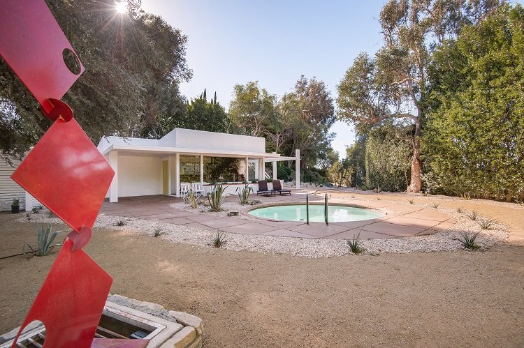 the guest house with a small pool in front in Frank Sinatra's house where Marilyn Monroe once lived