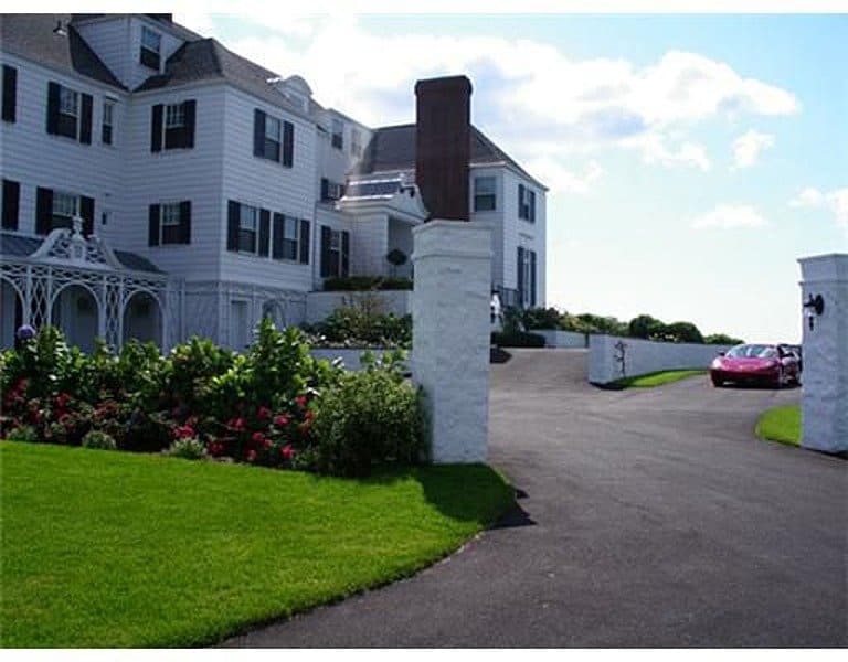 the entrance to Taylor Swift's house in Rhode Island.