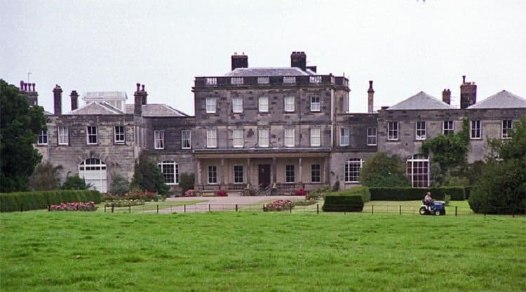 The house featured in the 2021 Netflix movie Father Christmas Is Back.