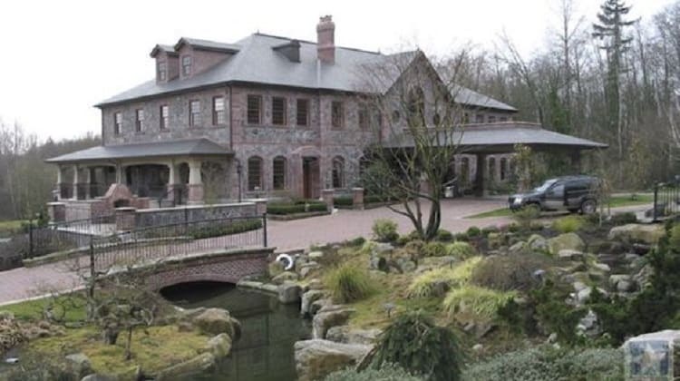 Riverdale scene showing the Blossom family mansion, known as Thornhill.
