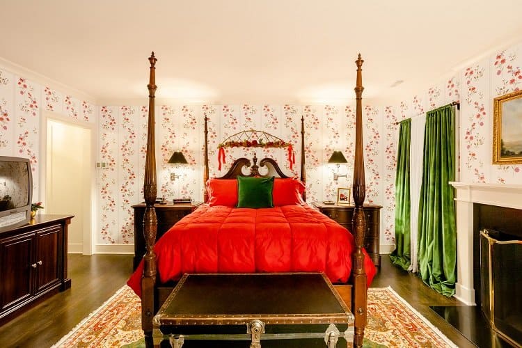 The bedroom sports a four-poster bed strikingly similar to that of the McCallisters, and the signature green velvet drapes.