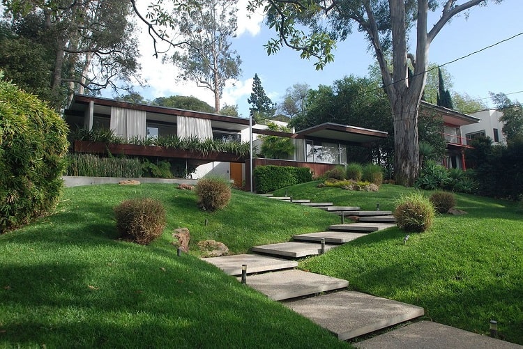 The Ohara House, designed by legendary architect Richard Neutra played the role of Miles' house in The Holiday. 