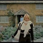 Scene from The Holiday movie showing Amanda (Cameron Diaz) outside Iris' cottage