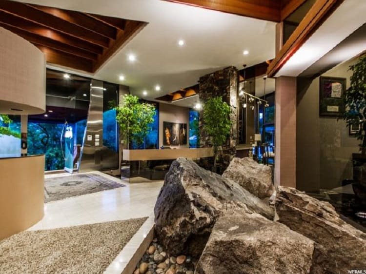  Post Malone's Utah house has quite a few large slabs of rocks as centerpieces.