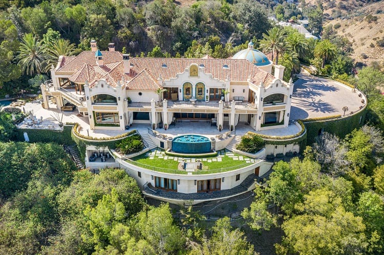 An Andalusian-style villa built on the grounds of the former Tate/Polanski house on Cielo Drive. 
