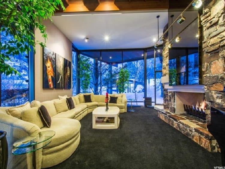 In fact, the entire home incorporates natural elements, including wood, greenery, and plenty of rocks.