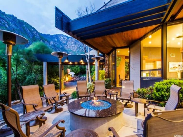 The outdoor areas make the most out of the idyllic surroundings and mountain views. 