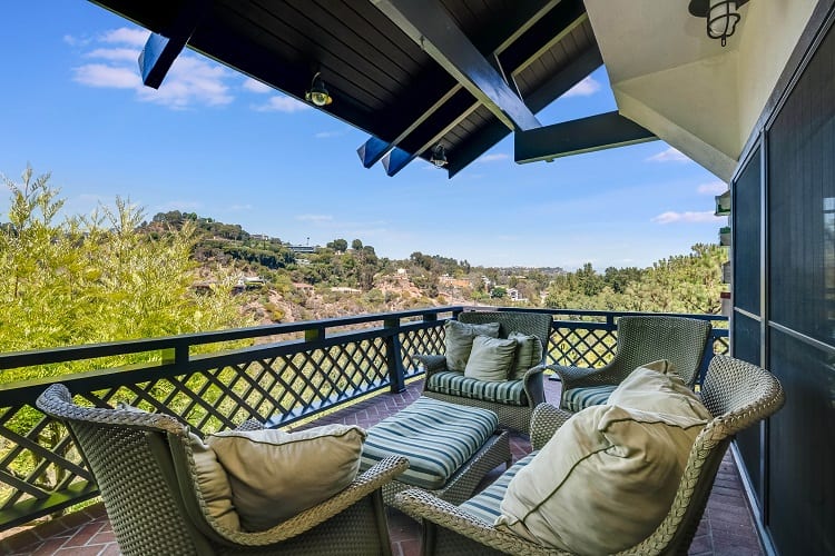 balcony with seating and views over the canyon
