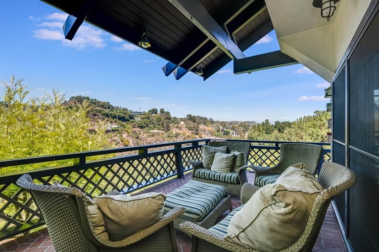 balcony with seating and views over the canyon 