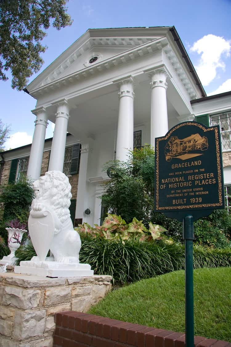 the entrance to Graceland, Elvis Presley's house.