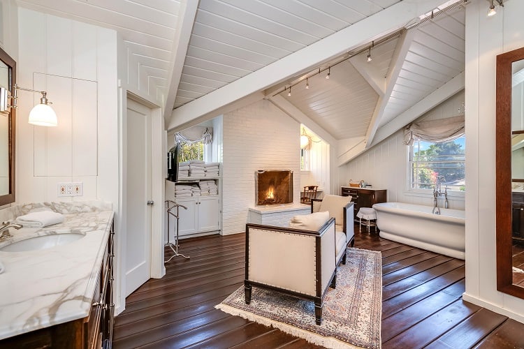 the bathroom of brooke shields' house