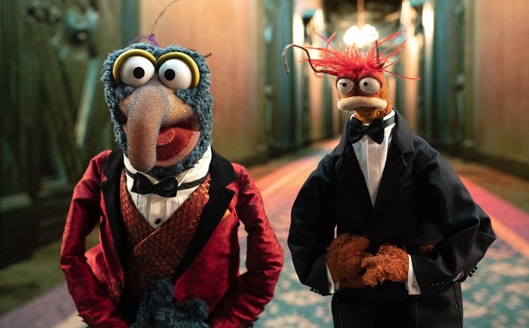 Gonzo and Pepe The King Prawn in the Muppets Haunted Mansion.