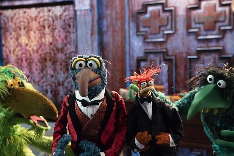 Gonzo, Pepe, and Frackles in the Muppets Haunted Mansion.