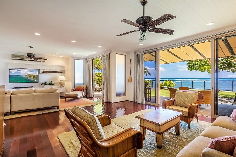 Living room Inside Robert Kiyosaki’s house in Oahu. 