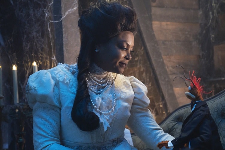 Taraji P. Henson and Pepe The King Prawn in the Muppets Haunted Mansion.