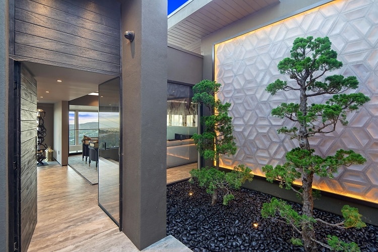 bonsai-atrium-in-modern-mansion