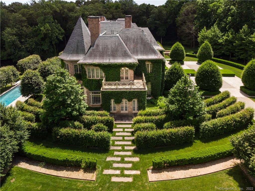 Exterior and meticulously landscaped grounds of 266 Michigan Road in New Canaan, CT. 