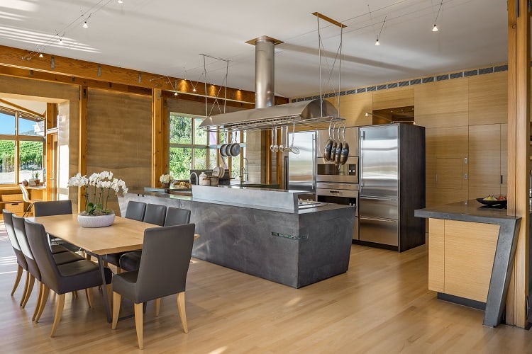 kitchen-inside-a-cutler-anderson-designed-house-meteor-vineyard