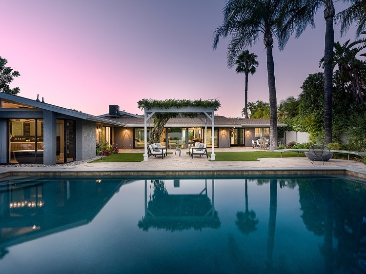 Pool and outdoor areas of Valerie Bertinelli's house